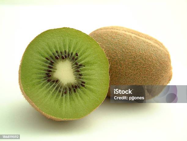 Kiwi Frutas Foto de stock y más banco de imágenes de Kiwi - Kiwi, Recortable, Al lado de