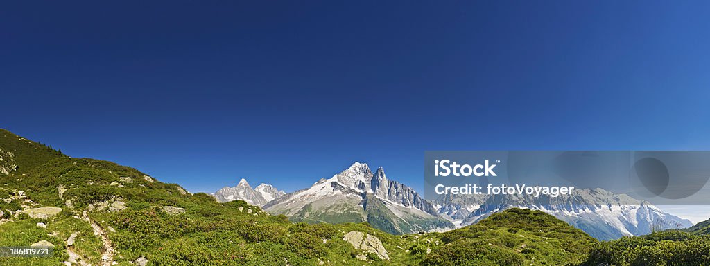 Montanha panorama de Verão de fundo Idílico - Royalty-free Agulhas de Chamonix Foto de stock