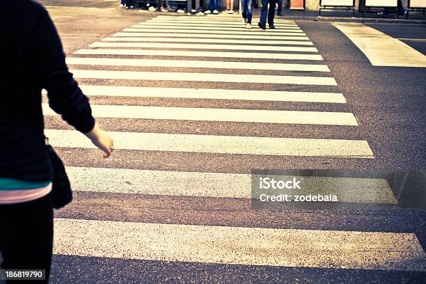 Foto de Pessoas Na Faixa De Pedestres Atravessando A Rua e mais fotos de stock de Adulto - Adulto, Alto contraste, Andar