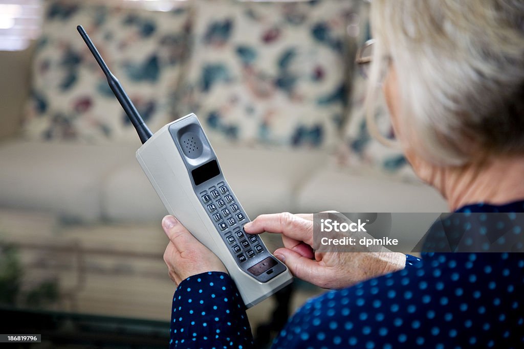 사용 중인 여성 빈티지 벽돌전 휴대폰 - 로열티 프리 휴대전화 스톡 사진