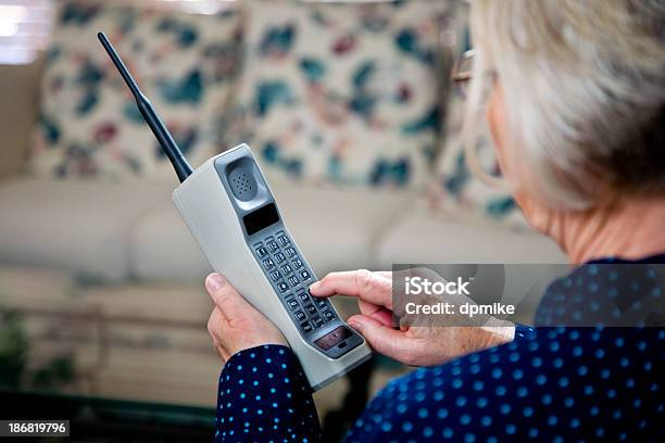 Mulher Usando Telefone Celular De Tijolo Vintage - Fotografias de stock e mais imagens de Telefone Móvel - Telefone Móvel, Fora de moda - Estilo, Estilo retro