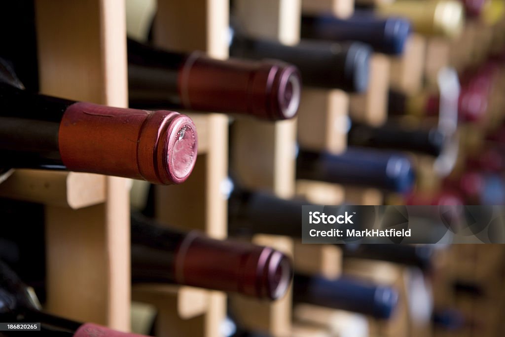 Bottiglie di vino In cantina - Foto stock royalty-free di Alchol