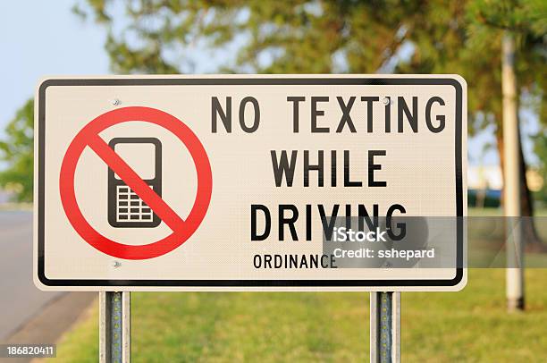 삼각대를 운전 중 문자 팻말 없습니다 개념에 대한 스톡 사진 및 기타 이미지 - 개념, 도로 경고 표지판, 도로 표지판