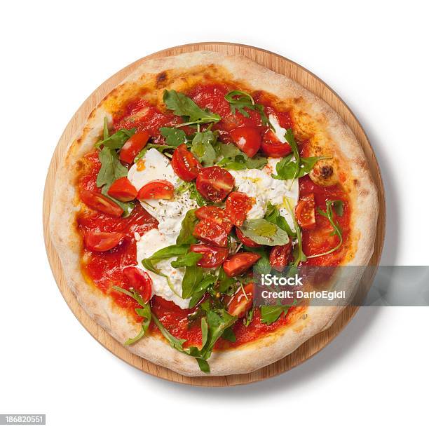 Pizza Mit Tomaten Frischem Rucola Burrata Auf Holz Teller Auf Weißem Hintergrund Stockfoto und mehr Bilder von Pizza
