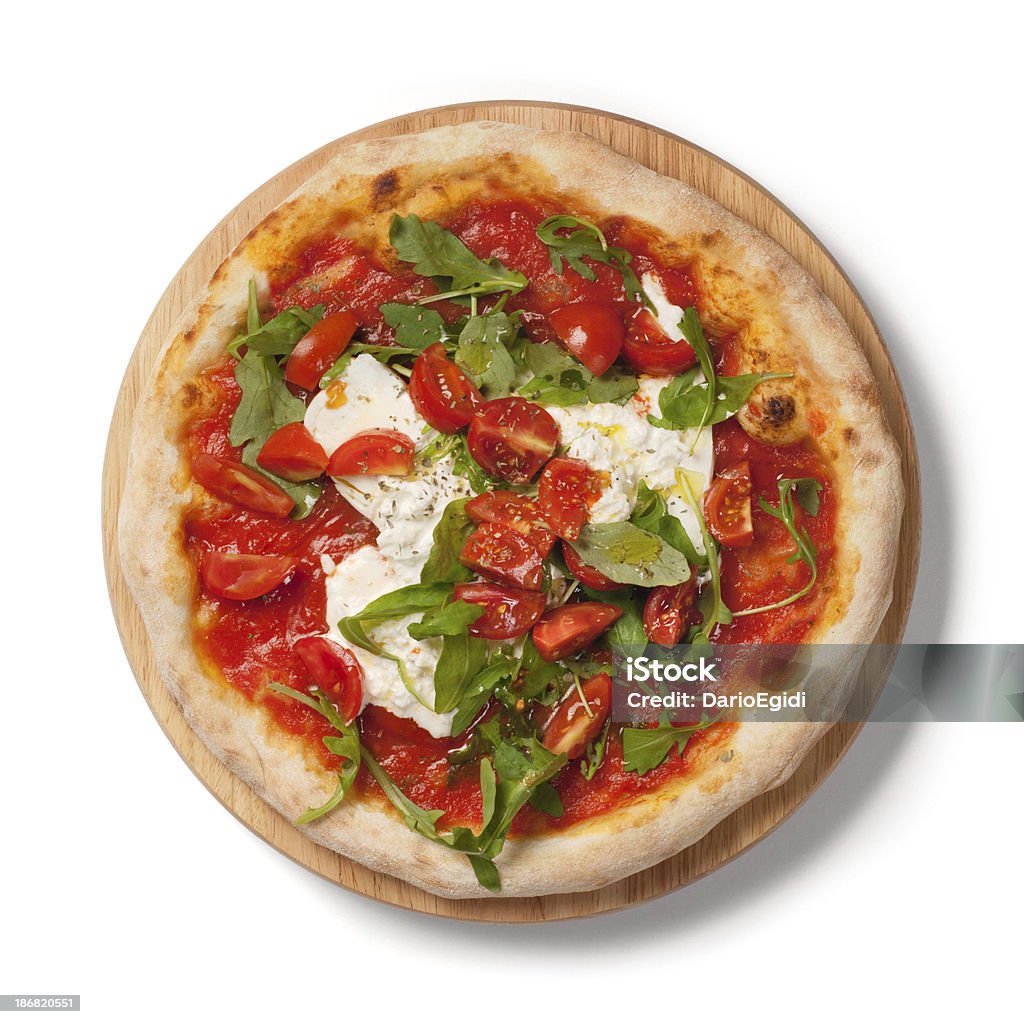 Pizza et tomates fraîches et roquette, burrata sur une plaque en bois, fond blanc - Photo de Pizza libre de droits