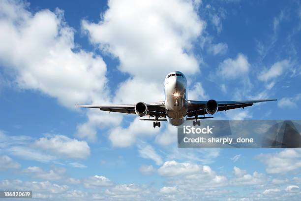 Xl Aereo Jet Landing - Fotografie stock e altre immagini di A mezz'aria - A mezz'aria, Aereo di linea, Aereo-cargo