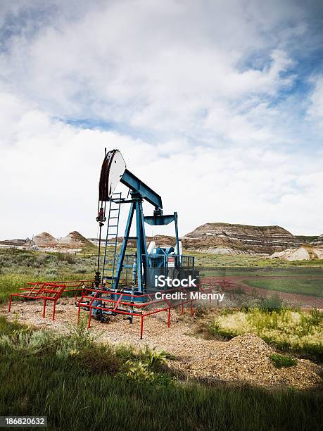 Preto Ouro Canadá Pumpjack Perfuração De Petróleo - Fotografias de stock e mais imagens de Alberta - Alberta, Areia petrolífera, Ajardinado