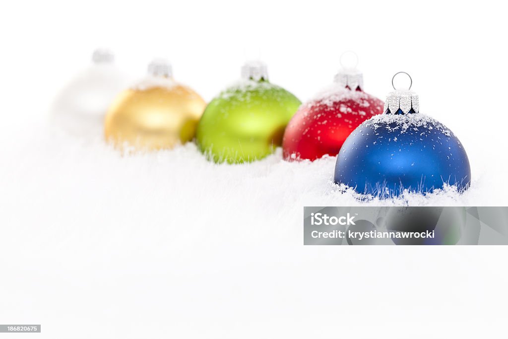 Cor bolas para árvore na Neve - Royalty-free Azul Foto de stock