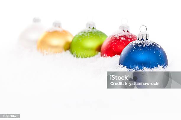 Cor Bolas Para Árvore Na Neve - Fotografias de stock e mais imagens de Azul - Azul, Bola de Árvore de Natal, Branco
