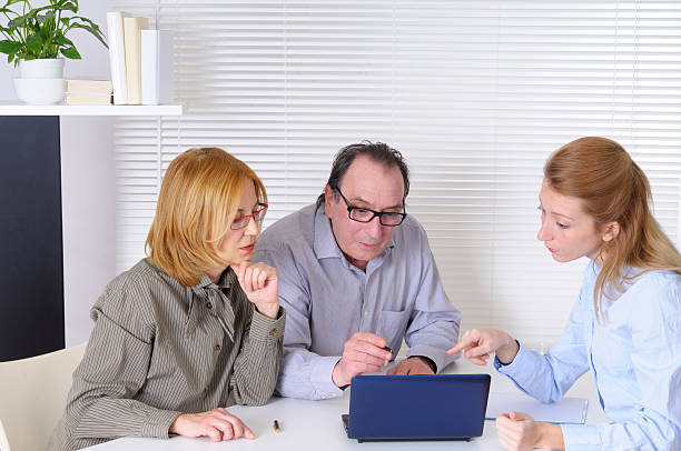 casal maduro e consultor financeiro - doctor electronic organizer healthcare and medicine patient imagens e fotografias de stock