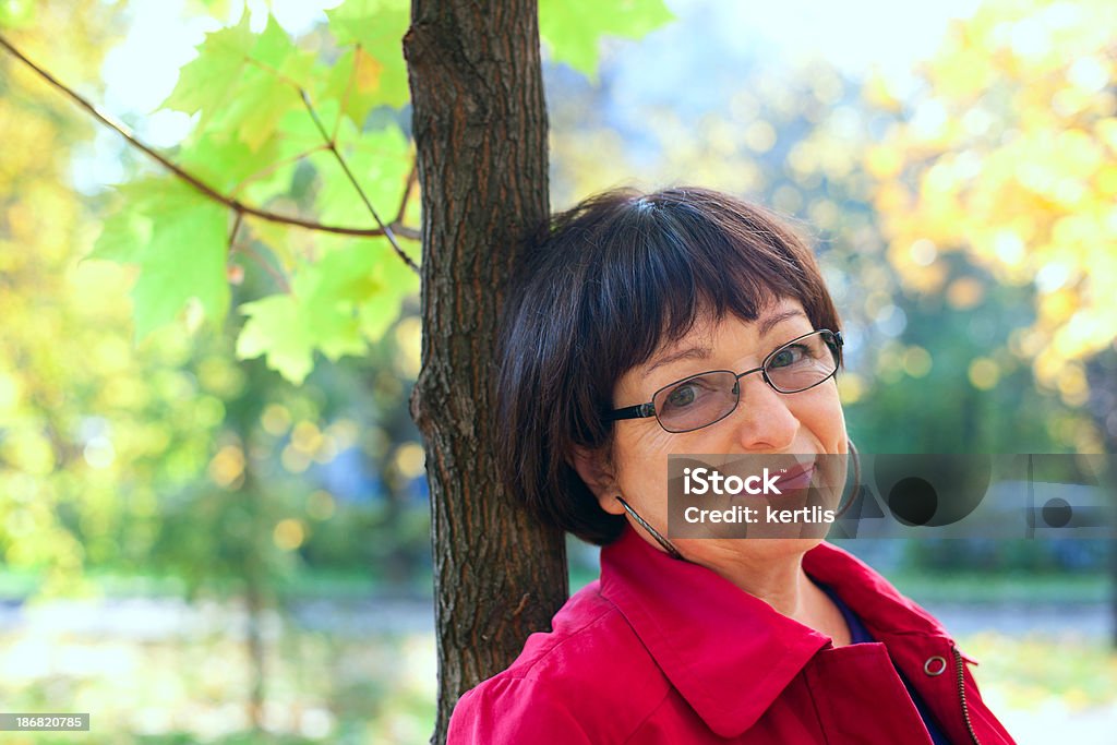 Medio invecchiato donna sorridente - Foto stock royalty-free di 60-69 anni