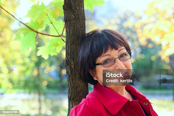 Medio Invecchiato Donna Sorridente - Fotografie stock e altre immagini di 60-69 anni - 60-69 anni, Abbigliamento casual, Adulto