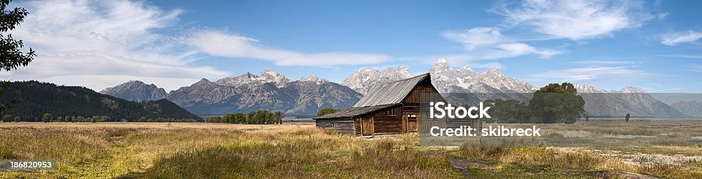 Panorama Grand Tetons z Mormon Barn - Zbiór zdjęć royalty-free (Bez ludzi)