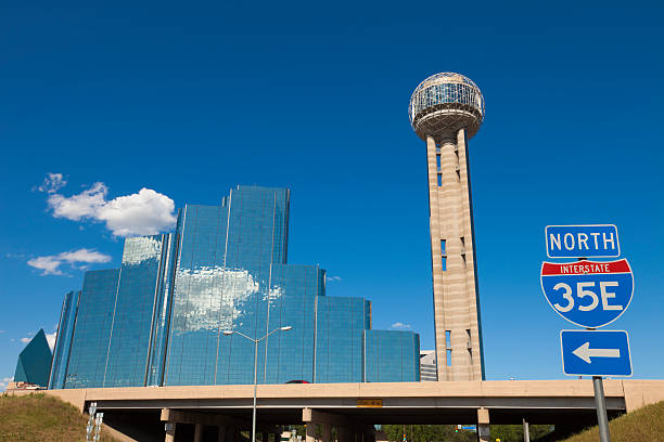 ダラスの街並みと i -35 のサイン - highway overpass texas multiple lane highway ストックフォトと画像