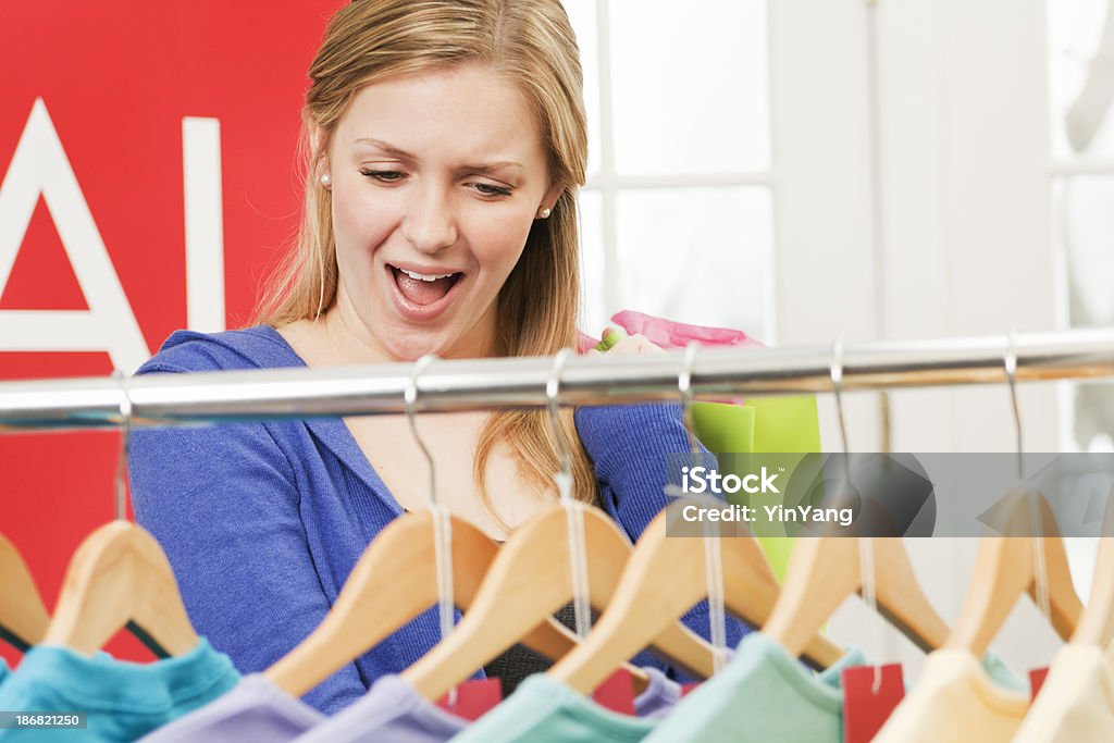 Mulher feliz compras compras em um vestuário venda a retalho - Royalty-free Adolescente Foto de stock