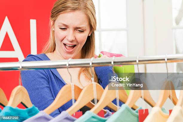 Mulher Feliz Compras Compras Em Um Vestuário Venda A Retalho - Fotografias de stock e mais imagens de Adolescente