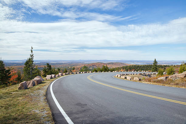 cadillac strada di montagna in autunno parco nazionale acadia - cadillac mountain maine new england usa foto e immagini stock