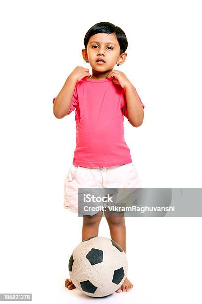 Menina Indiana Com Uma História De Futebol Isolado A Branco - Fotografias de stock e mais imagens de Bola de futebol americano - Bola