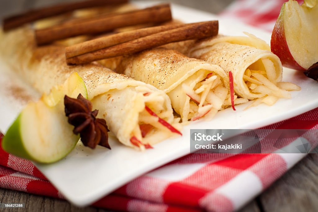 Los crepés con manzana y canela, miel - Foto de stock de Al horno libre de derechos