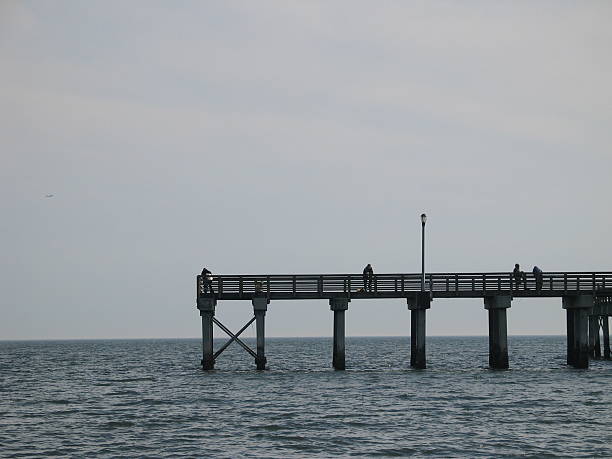 ilha coney pier - nathans coney island new york city brooklyn imagens e fotografias de stock