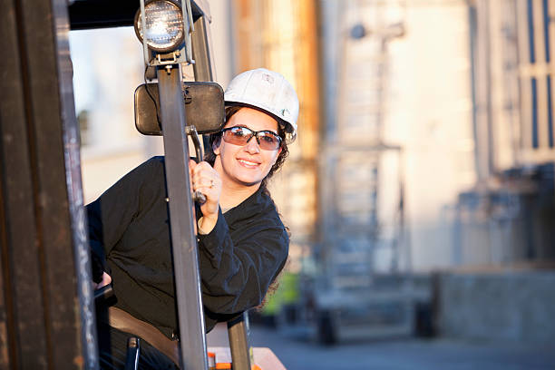 trabalhador feminino condução de máquina elevadora de cargas - sc0532 imagens e fotografias de stock