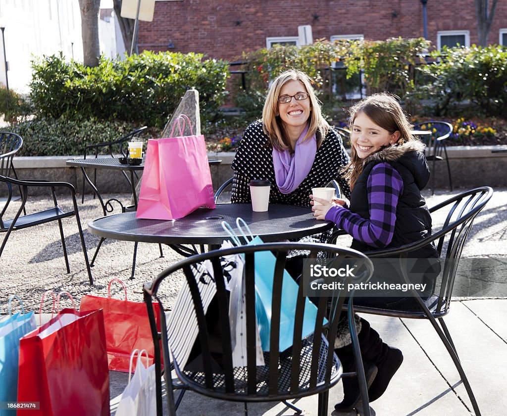 Mutter und Tochter im Café - Lizenzfrei Café Stock-Foto