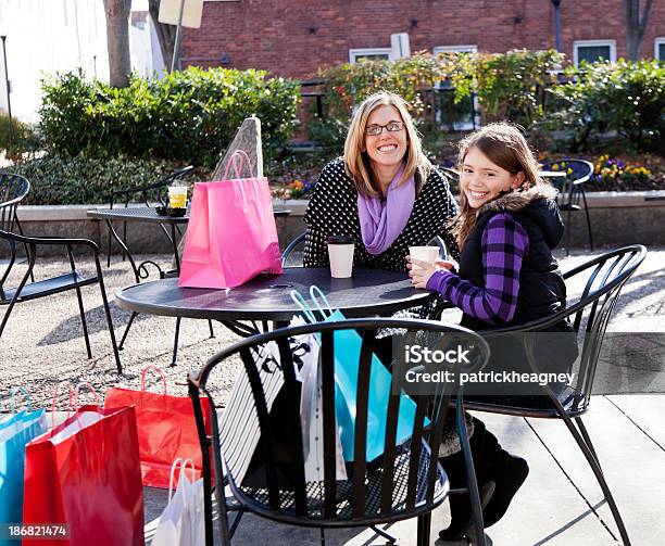 Mutter Und Tochter Im Café Stockfoto und mehr Bilder von Café - Café, Kakao - Heißes Getränk, Blondes Haar