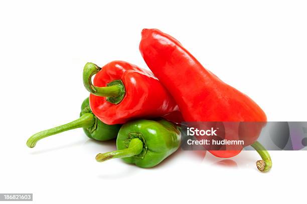 野菜赤唐辛子とペッパー緑白背景 - 赤のストックフォトや画像を多数ご用意 - 赤, 緑色, ピーマン