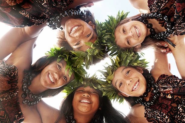 dançarinos de hula - circular skirt fotos imagens e fotografias de stock