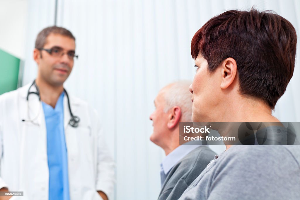 Wartezimmer-Arzt mit Patienten reden - Lizenzfrei Abwarten Stock-Foto