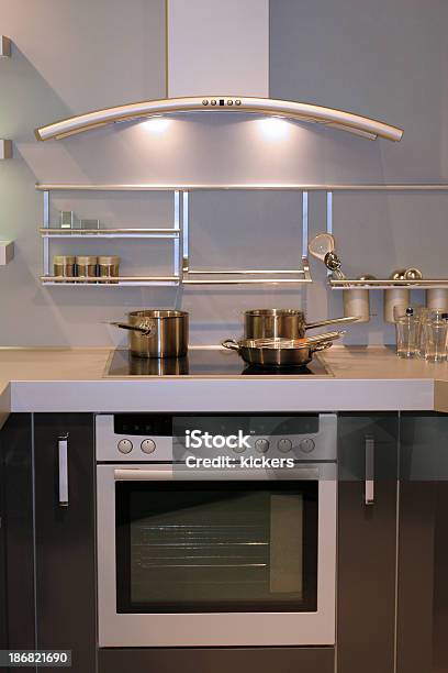 Moderna Cocina Con Horno Foto de stock y más banco de imágenes de Cocina - Electrodomésticos - Cocina - Electrodomésticos, Cocina doméstica, Cocinar