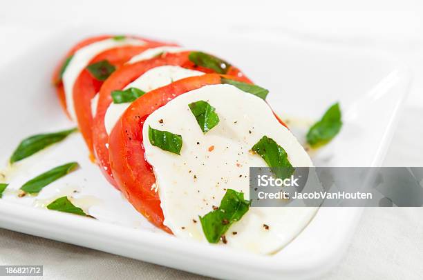 Salada Caprese - Fotografias de stock e mais imagens de Alimentação Saudável - Alimentação Saudável, Amontoar, Arranjar