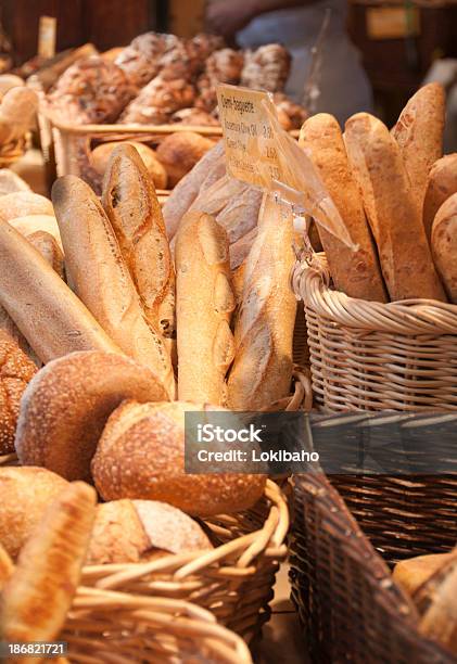 Brot In Der Bäckerei Stockfoto und mehr Bilder von Backen - Backen, Baguette, Braun