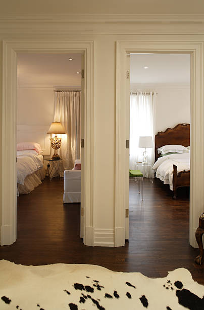 vista de dois compartimentos - bedroom authority dressing room showcase interior imagens e fotografias de stock