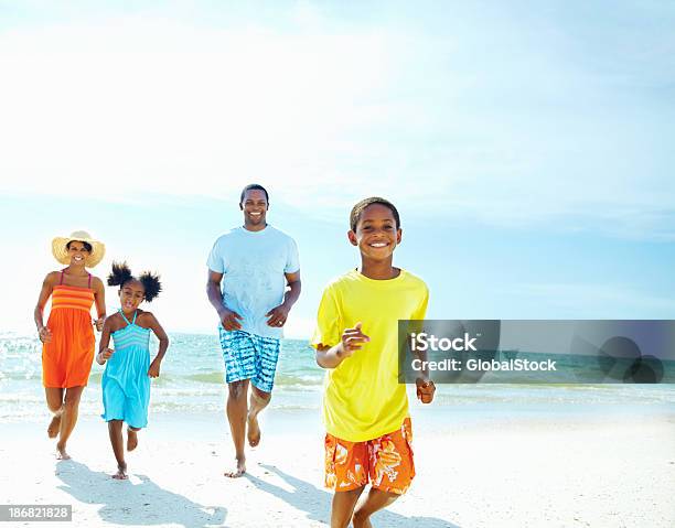 Famiglia In Esecuzione Insieme Sulla Spiaggia - Fotografie stock e altre immagini di Famiglia - Famiglia, Estate, Afro-americano