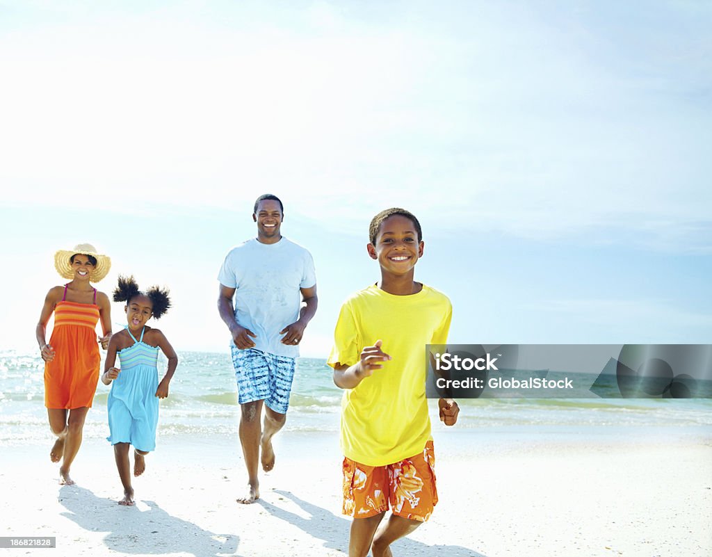 Семья бег вместе на пляже - Стоковые фото Семья роялти-фри