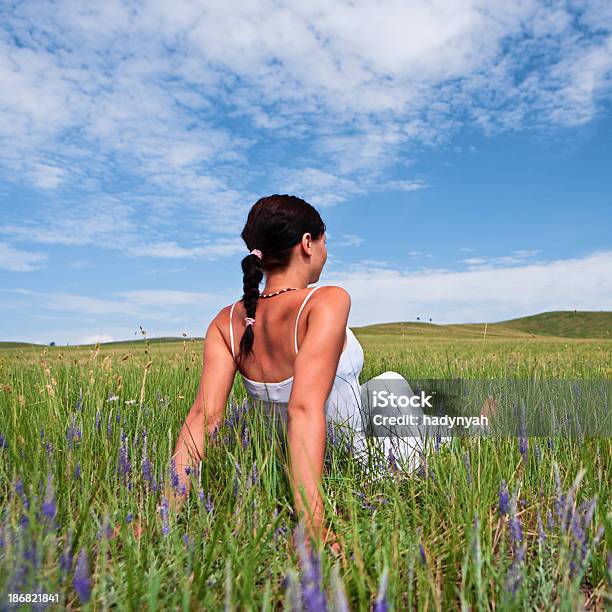 Photo libre de droit de Jeune Femme De Détente Sur Lherbe banque d'images et plus d'images libres de droit de Blanc - Blanc, Cheveux tressés, D'ascendance européenne