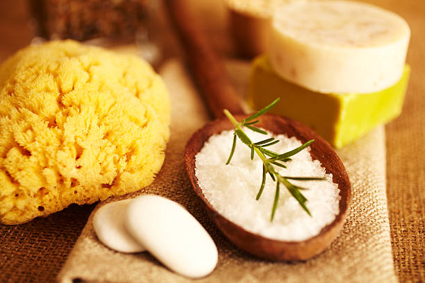 romarin sur un gommage au sel de bain à la cuillère en bois - eponge photos et images de collection