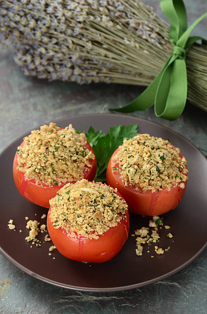 asado tomates rellenos - stuffed tomato fotografías e imágenes de stock