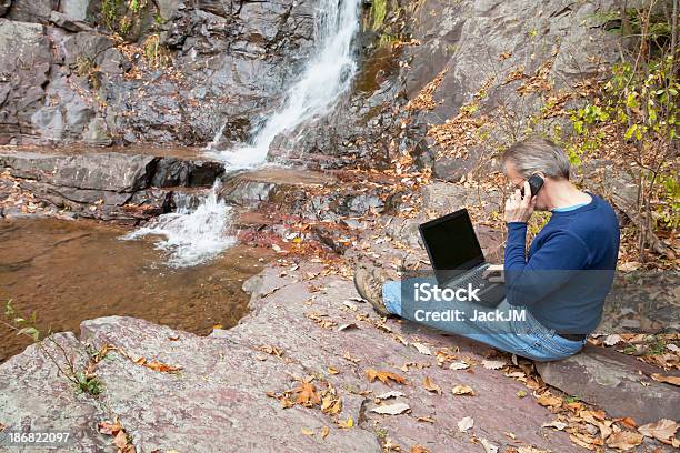 Foto de Online O Falls e mais fotos de stock de A caminho - A caminho, Adulto, Bosque - Floresta