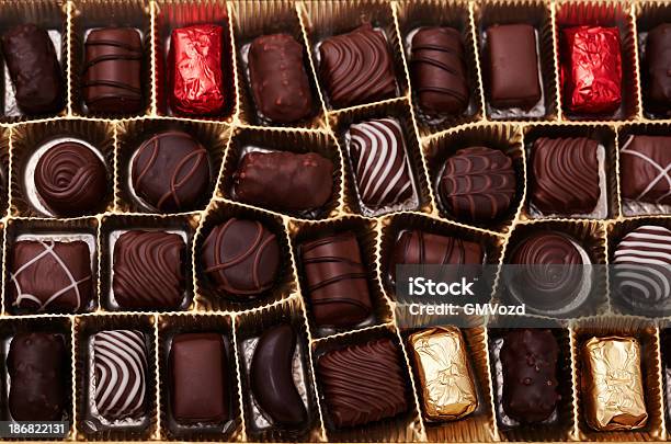 Photo libre de droit de Boîte De Chocolats banque d'images et plus d'images libres de droit de Chocolat - Chocolat, Boîte, Confiserie - Mets sucré