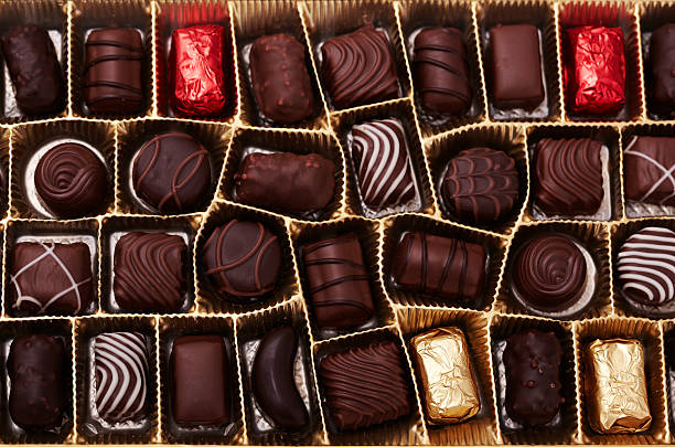 caixa de chocolates - chocolate candy gift package chocolate imagens e fotografias de stock