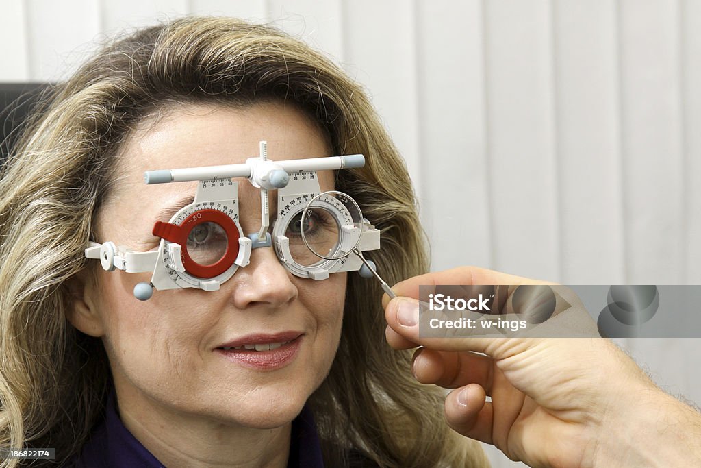 Examen ophtalmologique avec lunettes mesure - Photo de Femmes libre de droits