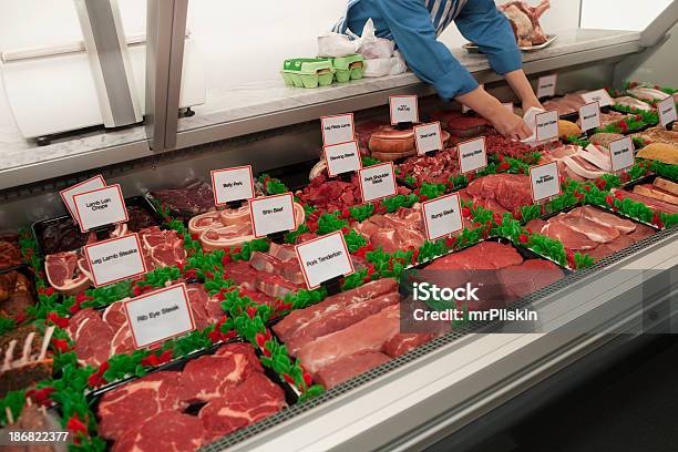 Contador De Carnicero Foto de stock y más banco de imágenes de Carne - Carne, Carnicería, Encimera de cocina