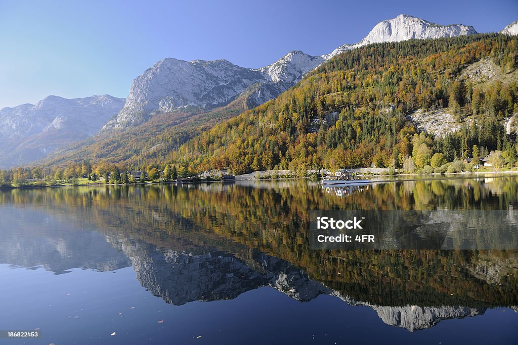 Outono de reflexos, Lago Grundlsee, austríacas Reserva natural (XXXL - Royalty-free Floresta Foto de stock