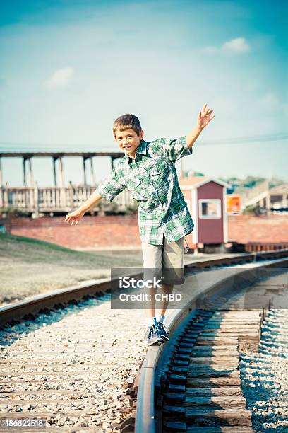 Kleine Jungen Stockfoto und mehr Bilder von Bahngleis - Bahngleis, Europäischer Abstammung, Fotografie