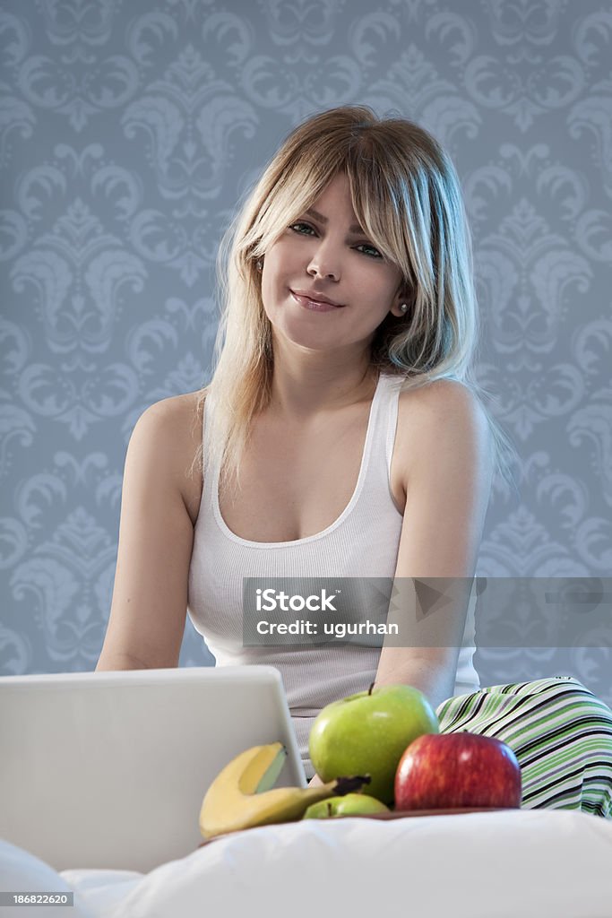 Junge Frau im Bett - Lizenzfrei Abnehmen Stock-Foto