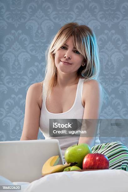 Junge Frau Im Bett Stockfoto und mehr Bilder von Abnehmen - Abnehmen, Arbeiten, Attraktive Frau