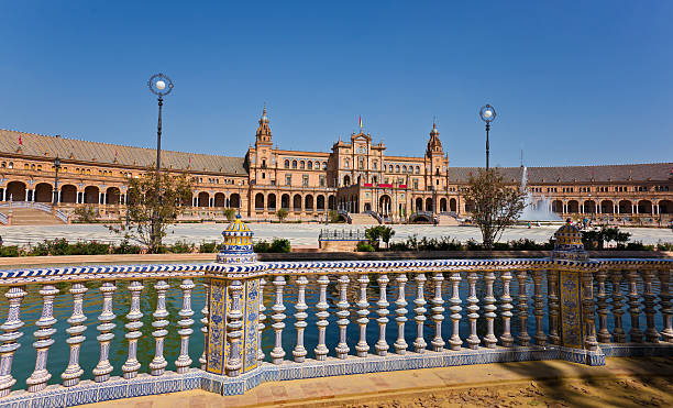 balustrade mit azulejos auf der plaza de españa in sevilla - plaza de espana seville spain parque maria luisa stock-fotos und bilder