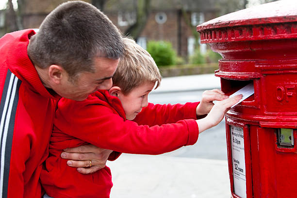 子供の父親でレターの掲示で英国 postbox ストックフォト